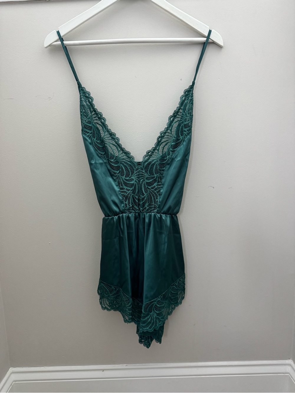 Mentionables Satin & Lace Teddy Romper Emerald Green Size Large NWOT
